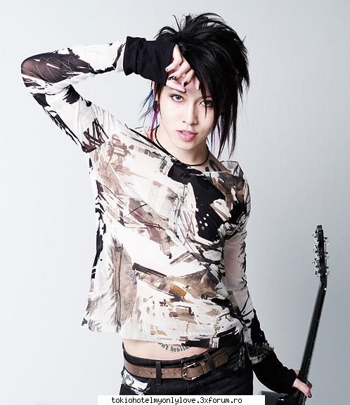 miyavi are 3 pe stanga si in partea dreapta a buzei de jos),6 in urechi si un piercing 